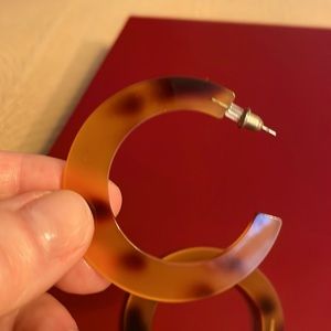 Faux tortoise shell hoop earrings